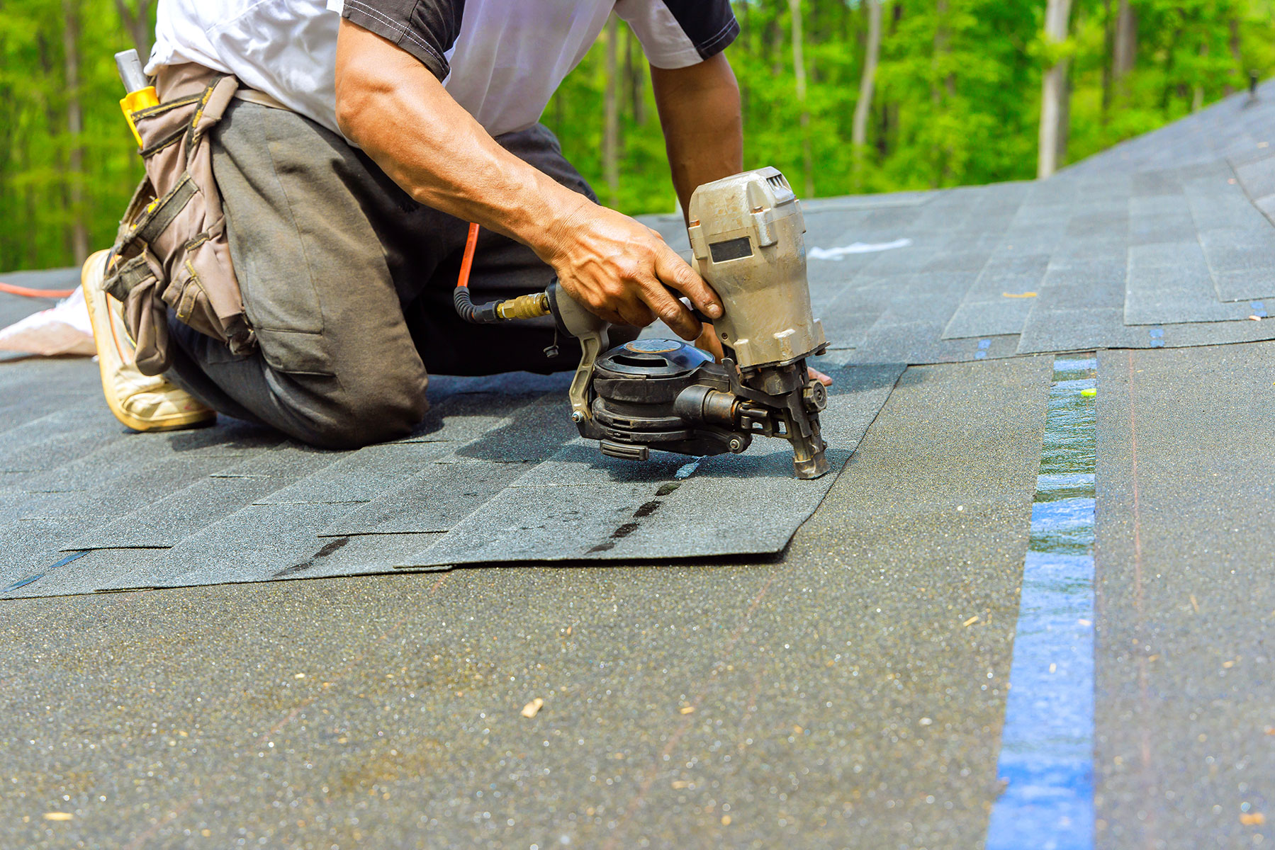 installing roofing shingles